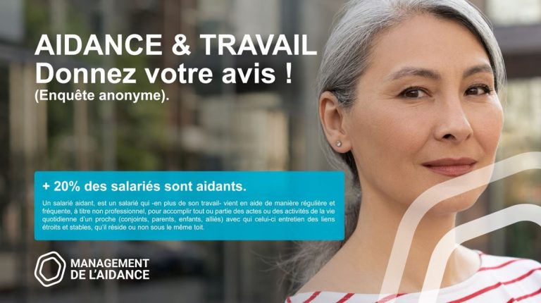 Femme souriante avec les cheveux gris, encourageant le partage d'opinions sur les salariés aidants.